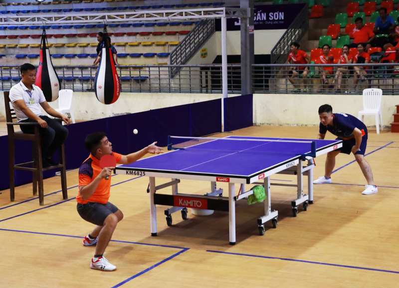 Một trận đấu đơn hấp dẫn giữa 2 vận động viên đến từ huyện Yên Minh và Xín Mần.