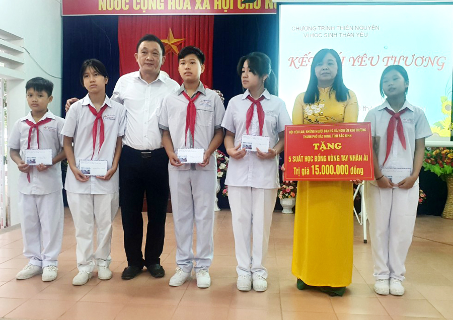 Lãnh đạo Đài PT - TH tỉnh trao học bổng cho học sinh mồ côi, có hoàn cảnh đặc biệt khó khăn tại Trường THCS Minh Khai.