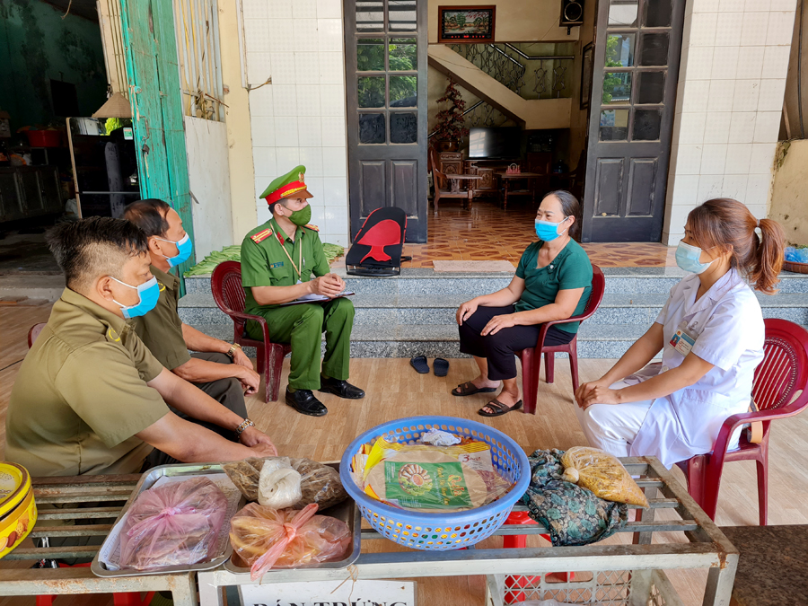 Đội Quy tắc thị trấn Việt Quang thường xuyên nhắc nhở người dân bảo đảm các yêu cầu phòng, chống dịch Covid-19.