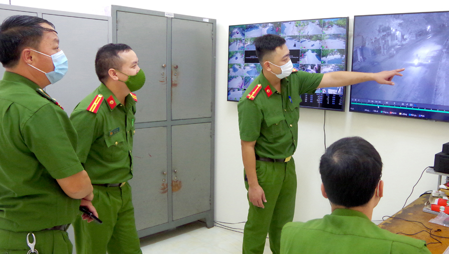 Công an phường Quang Trung, thành phố Hà Giang phân tích hình ảnh camera giám sát an ninh.