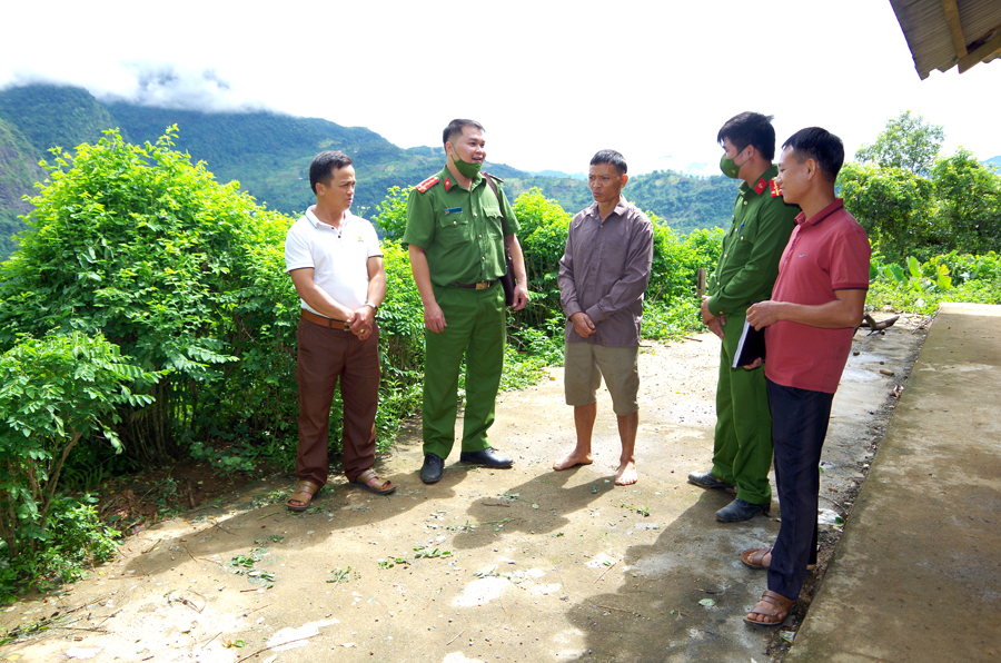 Công an xã Giáp Trung (Bắc Mê) hướng dẫn các thành viên tổ tự quản thôn Nà Đén các phương án xử lý vụ việc tại cơ sở.