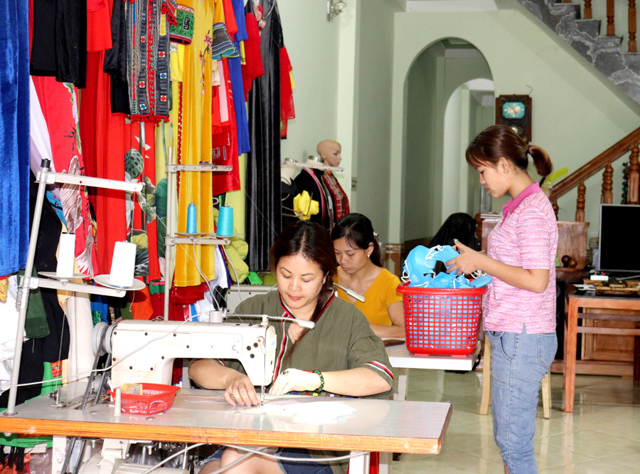 Nhà may của chị Đoàn Thị Giang, thị trấn Yên Minh (Yên Minh) tạo việc làm cho nhiều chị em.
