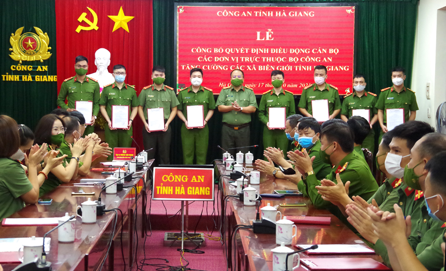Giám đốc Công an tỉnh Phan Huy Ngọc trao quyết định cho các cán bộ được điều động.