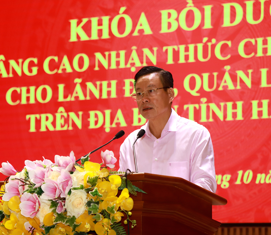 Chủ tịch UBND tỉnh Nguyễn Văn Sơn phát biểu khai mạc khóa bồi dưỡng