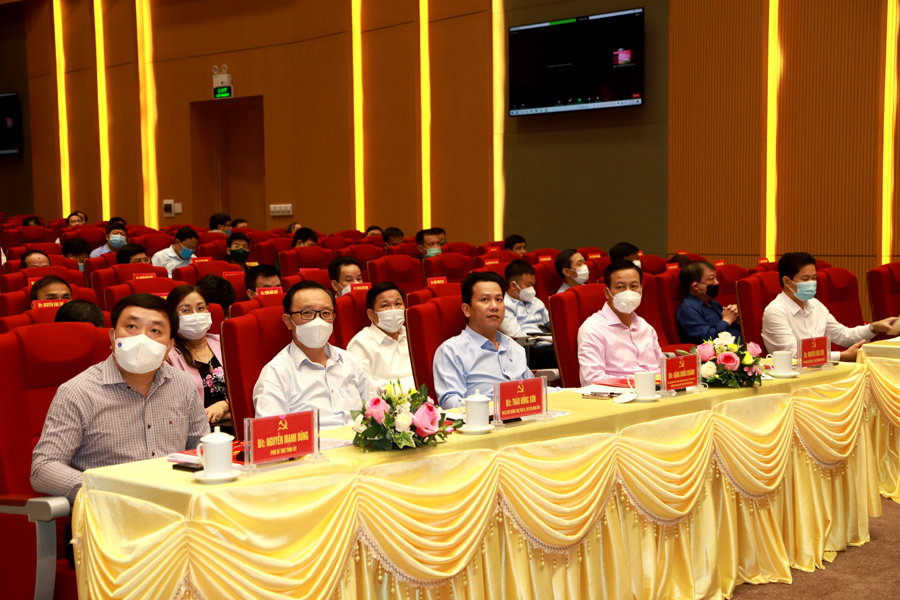 Các đồng chí lãnh đạo tỉnh theo dõi bài giảng của PGS, Tiến sĩ Trương Gia Bình, Chủ tịch HĐQT Tập đoàn FPT