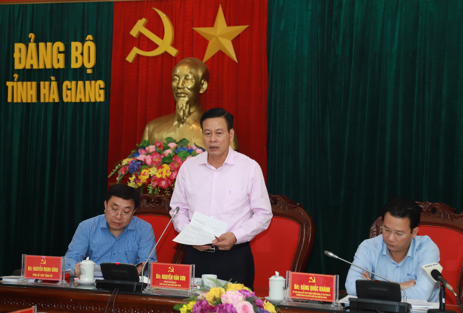 Chủ tịch UBND tỉnh Nguyễn Văn Sơn điều hành phần thảo luận và tham gia ý kiến tại cuộc họp