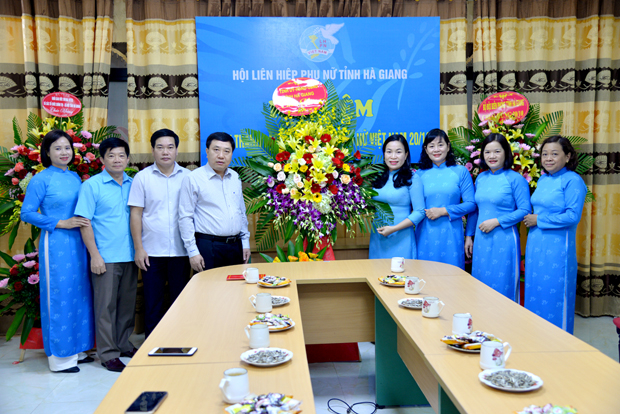 Phó Bí thư Tỉnh ủy Nguyễn Mạnh Dũng tặng lẵng hoa cho Hội LHPN tỉnh.