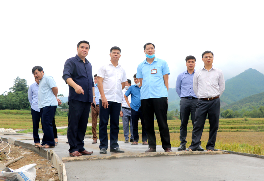 Phó Chủ tịch Thường trực UBND tỉnh Hoàng Gia Long kiểm tra tuyến đường giao thông nội đồng thuộc thôn Yên Thượng, xã Yên Thành.