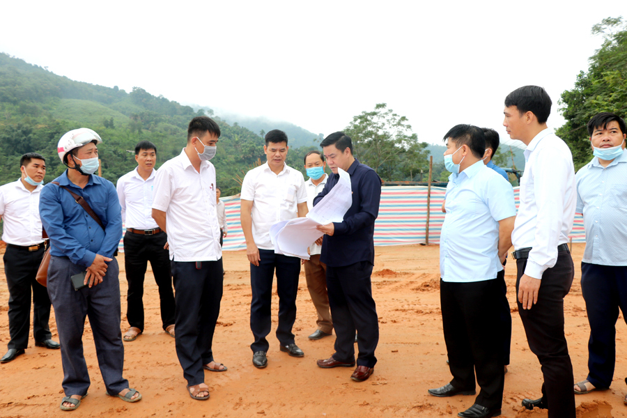 Phó Chủ tịch Thường trực UBND tỉnh Hoàng Gia Long kiểm tra tiến độ xây dựng chợ trung tâm xã Tân Nam.