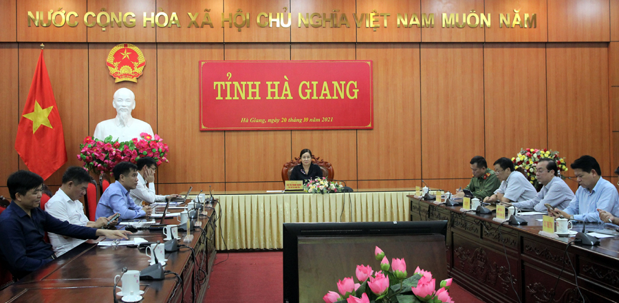 Các đại biểu dự hội nghị trực tuyến tại điểm cẩu của tỉnh.