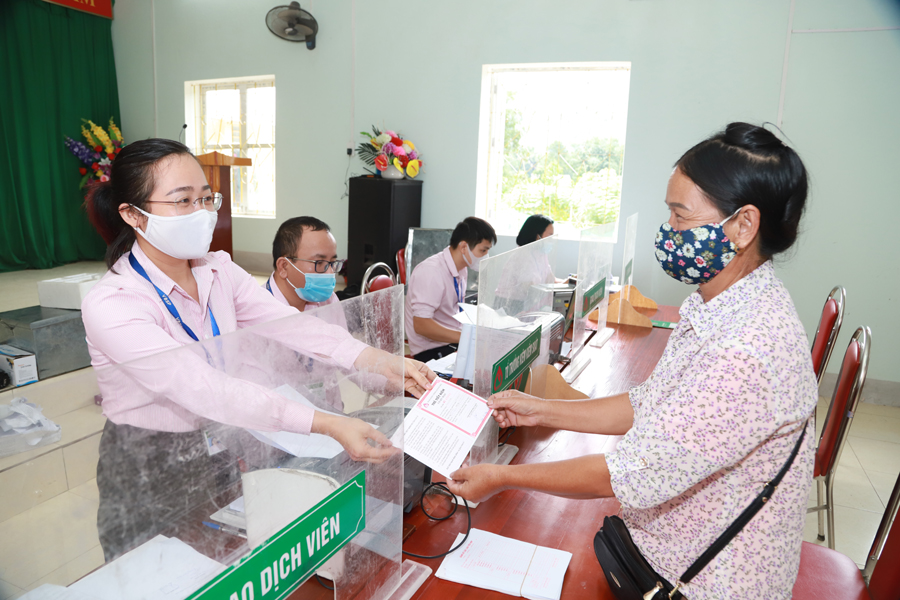 Chị Lương Thị Mến, thôn Tát Cà, xã Tùng Bá (Vị Xuyên) tin tưởng gửi tiết kiệm 30 triệu đồng vào Ngân hàng CSXH.