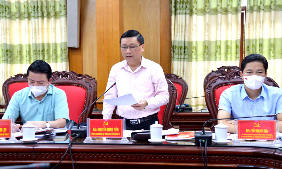 Trưởng ban Tổ chức Tỉnh ủy Nguyễn Minh Tiến phát biểu tại cuộc họp.