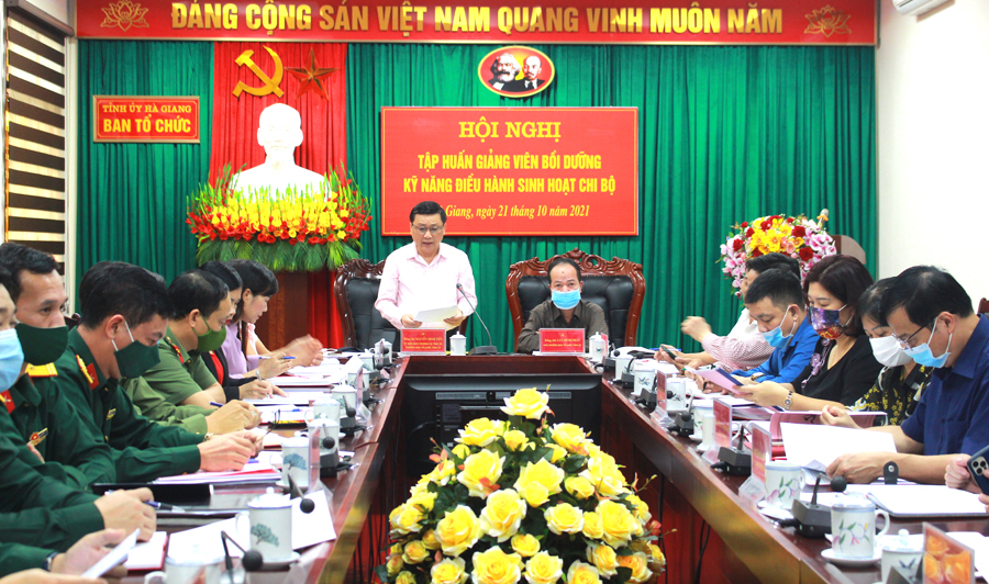 Đồng chí Nguyễn Minh Tiến, Trưởng Ban Tổ chức Tỉnh ủy phát biểu chỉ đạo tại hội nghị