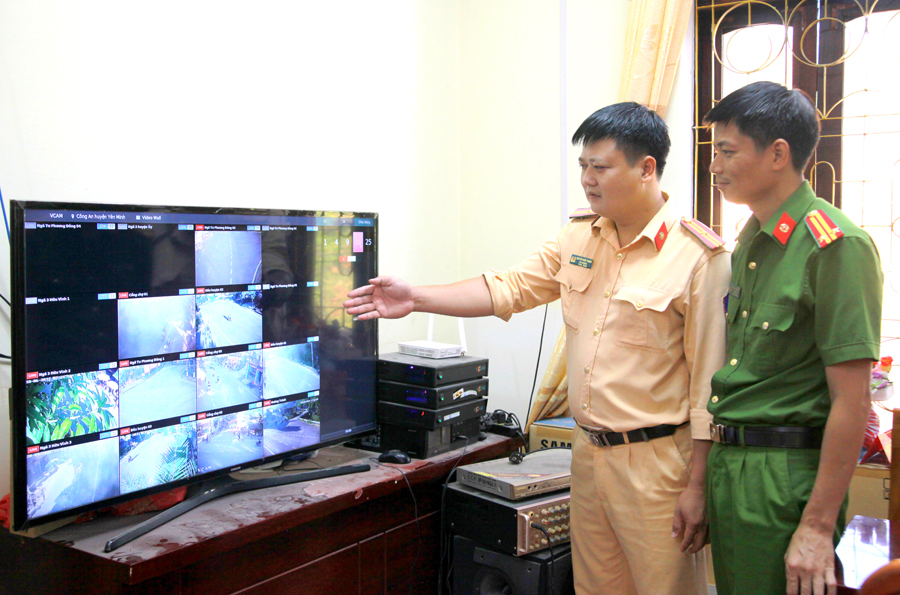 Công an huyện Yên Minh theo dõi trật tự an toàn giao thông qua hệ thống camera giám sát.  				Ảnh: PHẠM HOAN