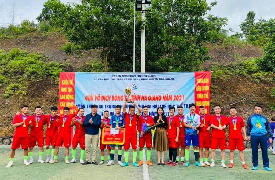 BTC trao cúp cho đội bóng đá huyện Quang Bình
