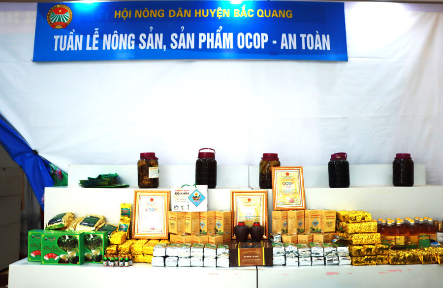 Các sản phẩm nông sản được trưng bày tại gian hàng