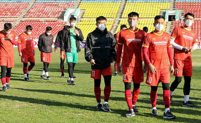 Cầu thủ U23 Việt Nam đi bộ làm quen sân Dolon Omurzakov ngày 25/10.