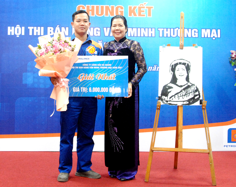 Bà Trần Thị Thu Hương, Chủ tịch Công ty Xăng dầu Hà Giang trao phần thưởng cho thí sinh đạt giải Nhất hội thi.