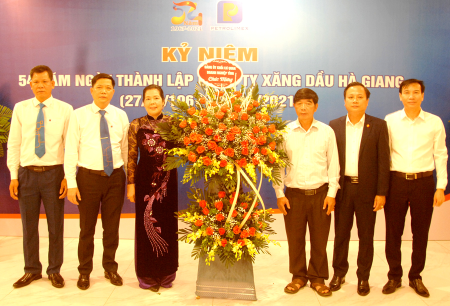 Đảng ủy Khối Cơ quan - Doanh nghiệp tỉnh tặng hoa chúc mừng 54 năm ngày thành lập Công ty Xăng dầu Hà Giang.