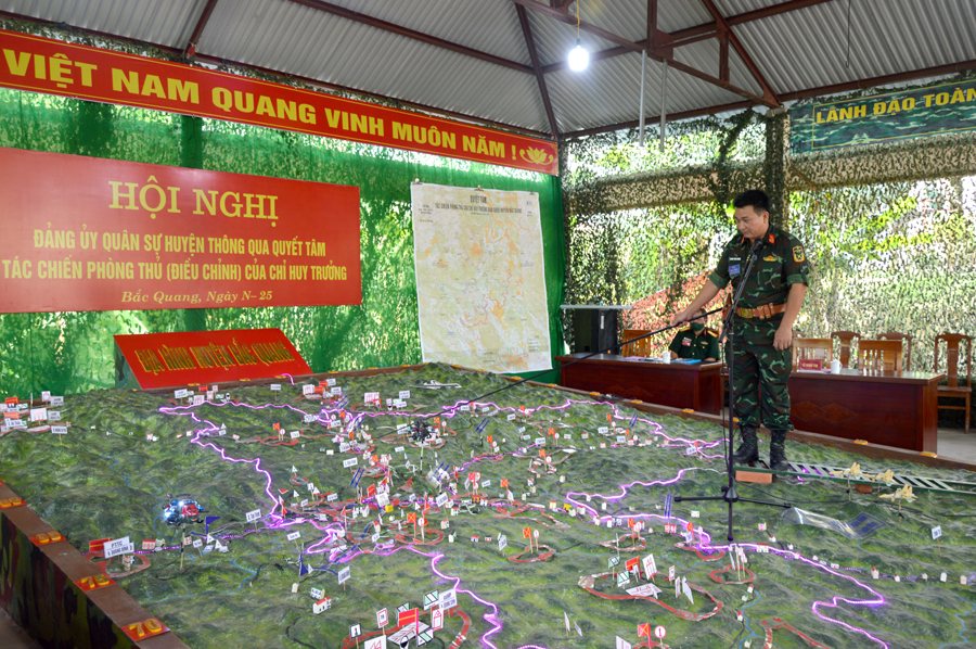 Chỉ huy trưởng Ban CHQS huyện Bắc Quang thông qua quyết tâm tác chiến phòng thủ.