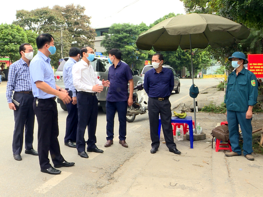Phó Chủ tịch UBND tỉnh Trần Đức Quý kiểm tra công tác phòng, chống dịch Covid-19 trên địa bàn phường Ngọc Hà.