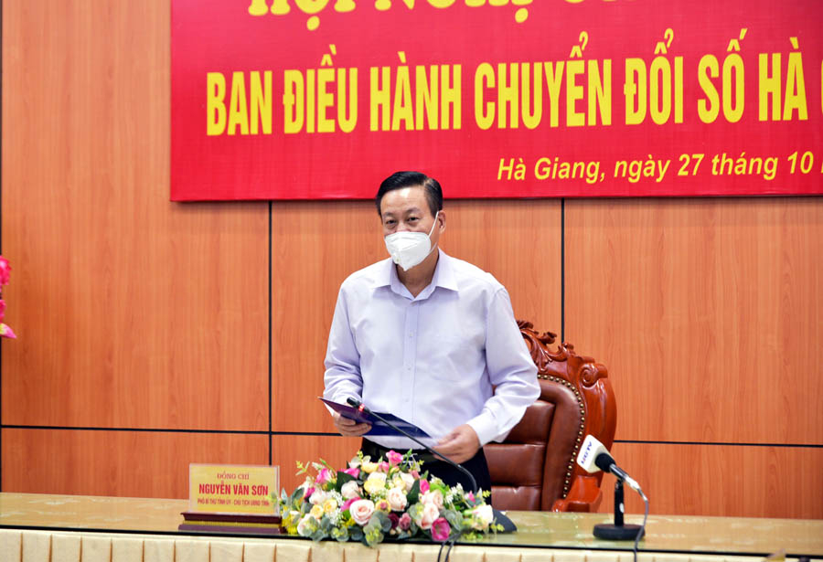 Phó Bí thư Tỉnh ủy, Chủ tịch UBND tỉnh Nguyễn Văn Sơn phát biểu tại buổi giao ban.