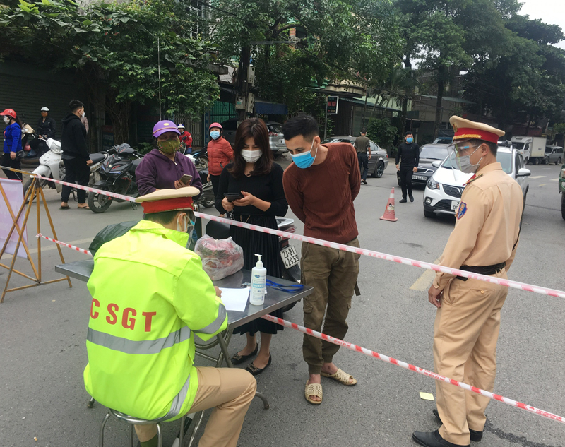 Lực lượng công an thực hiện nhiệm vụ tại chốt kiểm soát dịch bệnh trên đường Lý Thường Kiệt, giám ranh giữa phường Ngọc Hà và phường Trần Phú (dốc dài)
