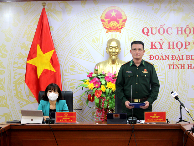 Đại biểu Hoàng Ngọc Định, Đoàn ĐBQH tỉnh phát biểu thảo luận trực tuyến về chính sách BHXH.