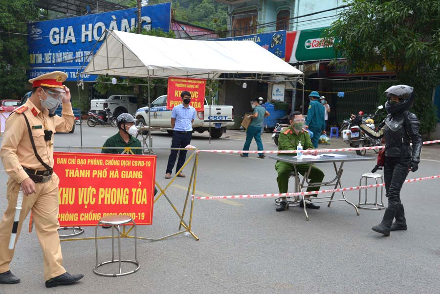 Các lực lượng chức năng của thành phố, phường Ngọc Hà tăng cường chốt chặn tại Chốt kiểm dịch tổ 1, phường Ngọc Hà