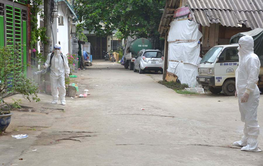 Cán bộ y tế tiến hành phun thuốc khử khuẩn ngõ 58C, đường Trần Phú, tổ 14, phường Minh Khai.