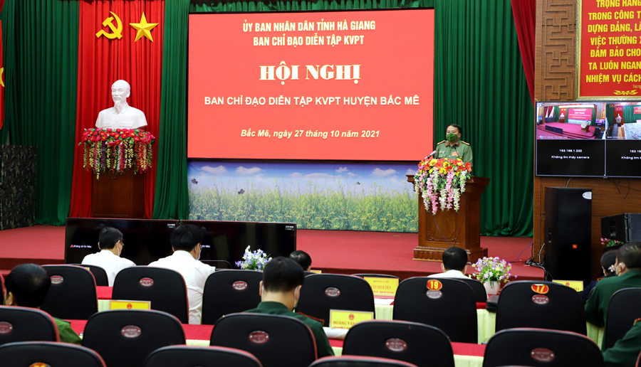 Đại tá Phan Huy Ngọc, Giám đốc Công an tỉnh, Phó trưởng BCĐ diễn tập phát biểu tại hội nghị.