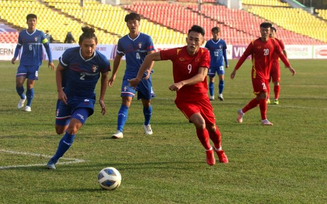Pha tranh bóng giữa cầu thủ U23 Việt Nam và U23 Ðài Loan.