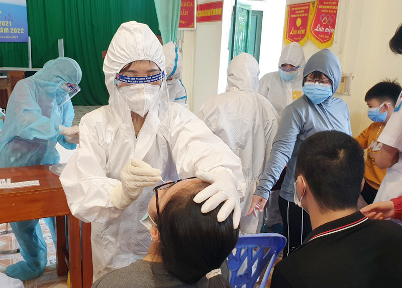 Nhân viên y tế của huyện Quản Bạ lẫy mẫu xét nghiệm của người dân phường Ngọc Hà