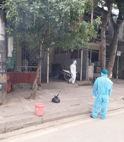Lực lượng y tế thành phố phun khử trùng gia đình có người dương tính với Covid-19 tại tổ 1, phường Ngọc Hà