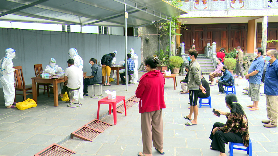 Lực lượng y tế lấy mẫu xét nghiệm tại tổ 17, phường Trần Phú.