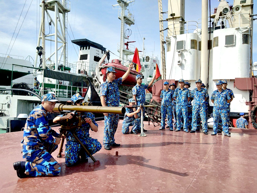 Cán bộ, chiến sỹ Lữ đoàn 125 huấn luyện sử dụng vũ khí trang bị trên tàu.  				   Ảnh: Xuân Hóa (Lữ đoàn 125)