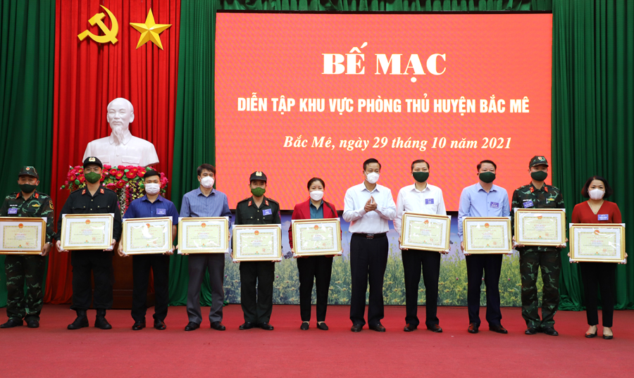 Chủ tịch UBND tỉnh Nguyễn Văn Sơn tặng Bằng khen cho các tập thể, cá nhân có thành tích xuất sắc trong đợt diễn tập.
