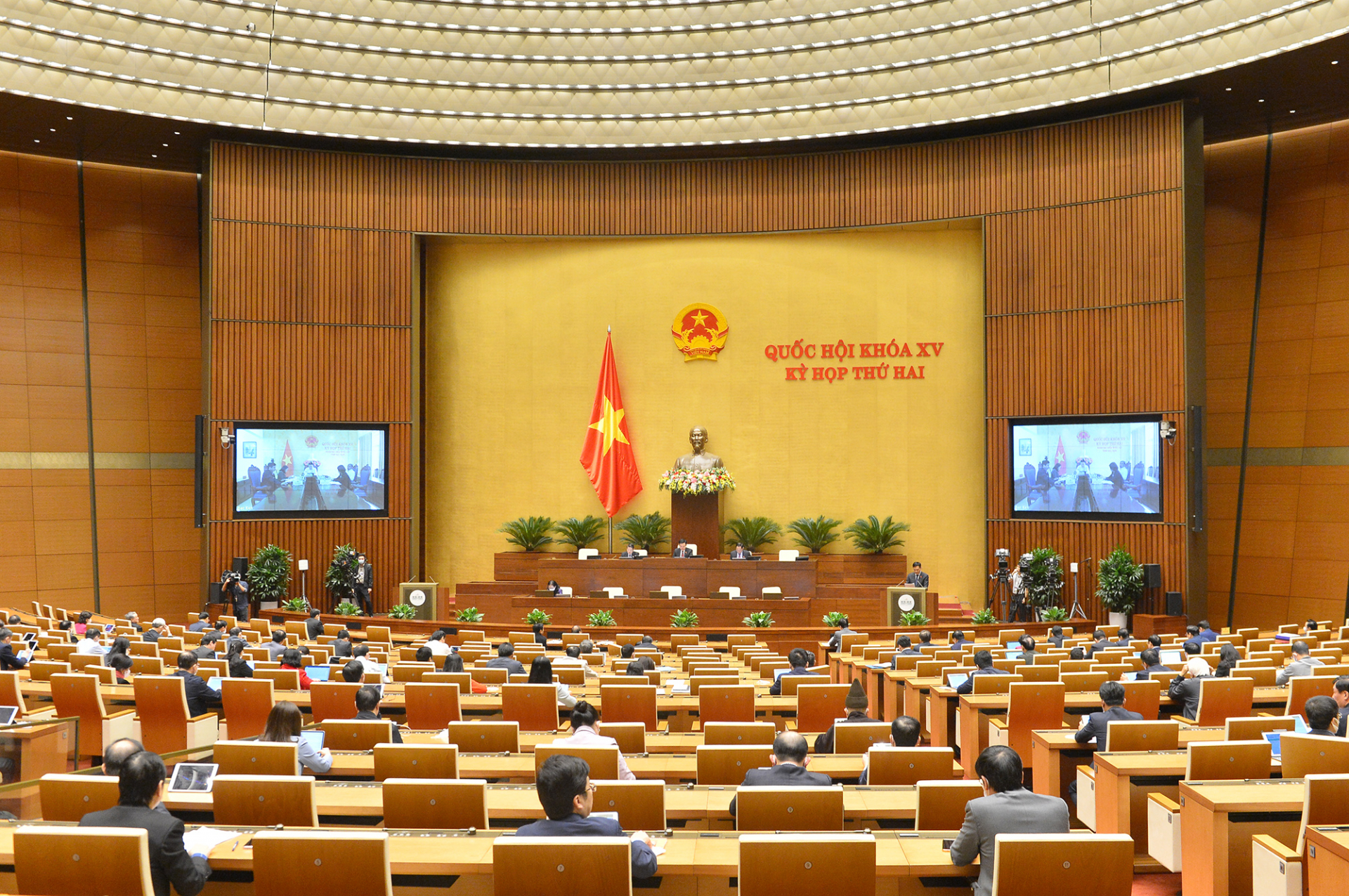 Quốc  hội nghe Chủ nhiệm Ủy ban Kinh tế của Quốc hội Vũ Hồng Thanh trình bày Báo cáo thẩm tra về dự kiến kế hoạch cơ cấu lại nền kinh tế giai đoạn 2021 – 2025. 