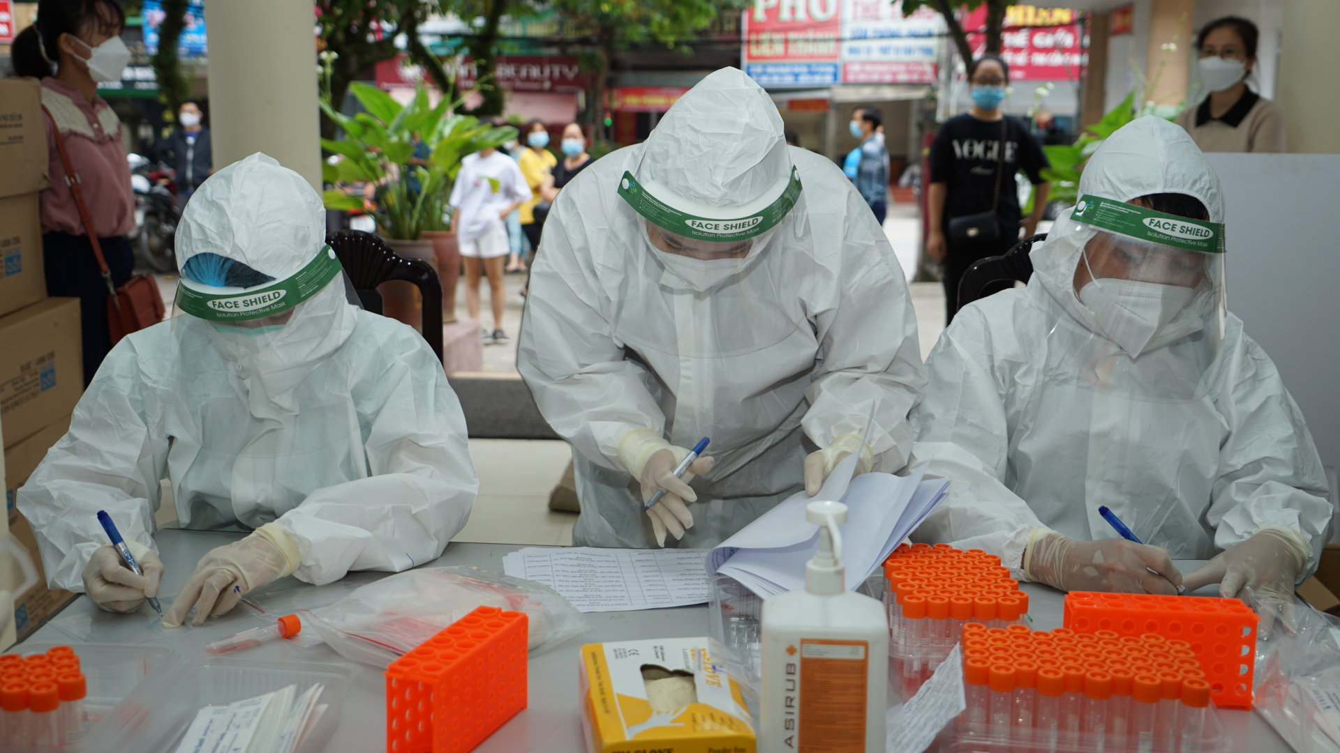 Nhân viên y tế đang test PCR tại Đài PTTH tỉnh Hà Giang