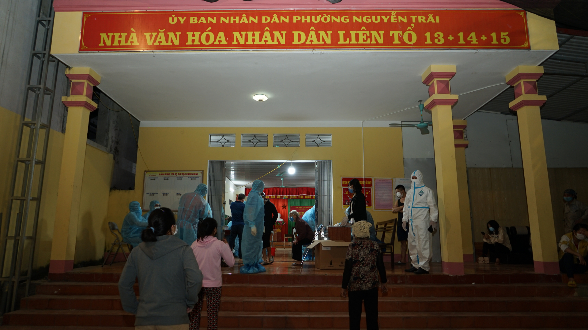 Huy động nhân lực của huyện Quản Bạ, Bắc Quang, Quang Bình, Hoàng Su Phì và các đơn vị y tế tuyến tỉnh thực hiện hỗ trợ truy vết, lấy mẫu xét nghiệm trên địa bàn thành phố Hà Giang.