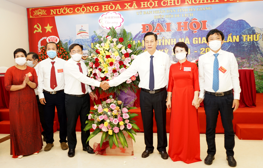 Chủ tịch UBND tỉnh Nguyễn Văn Sơn tặng lẵng hoa chúc mừng Đại hội Hiệp hội Du lịch tỉnh