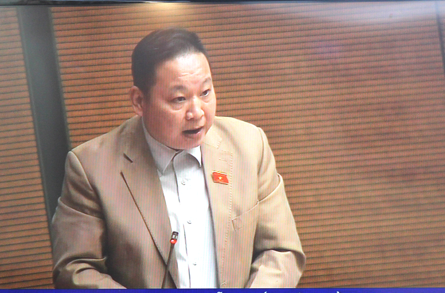 Đại biểu Tráng A Dương, Đoàn ĐBQH tỉnh ta (dự họp tại điểm cầu Nhà Quốc hội) phát biểu thảo luận tại phiên họp.