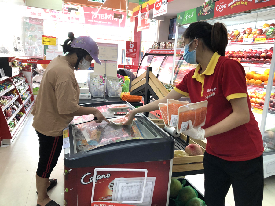 Người tiêu dùng mua hàng tại hệ thống siêu thị Vinmart đã giảm nhiều so với ngày đầu thành phố công bố ca nhiễm Covid -19 trong cộng đồng