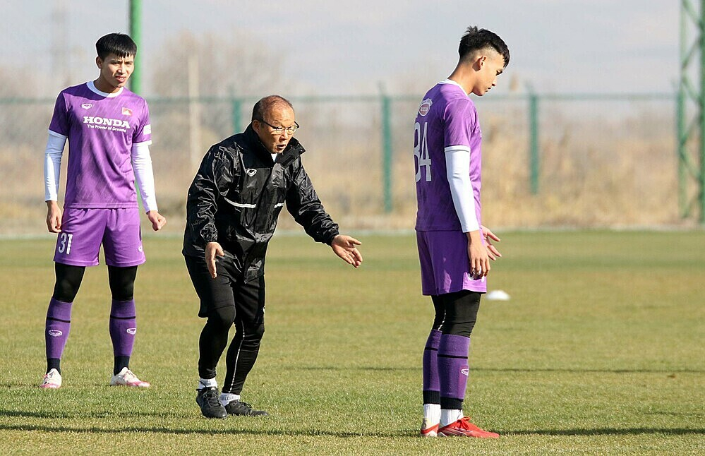HLV Park Hang-seo hướng dẫn cầu thủ U23 Việt Nam tập luyện sáng 30/10.
