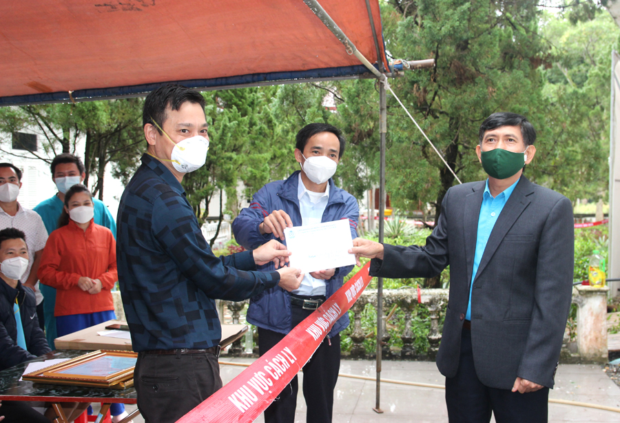 Chủ tịch Liên đoàn Lao động tỉnh Nguyễn Văn Chung tặng 11 suất quà, mỗi suất 3 triệu đồng cho 11 y, bác sỹ bị phơi nhiễm SARS-CoV-2.