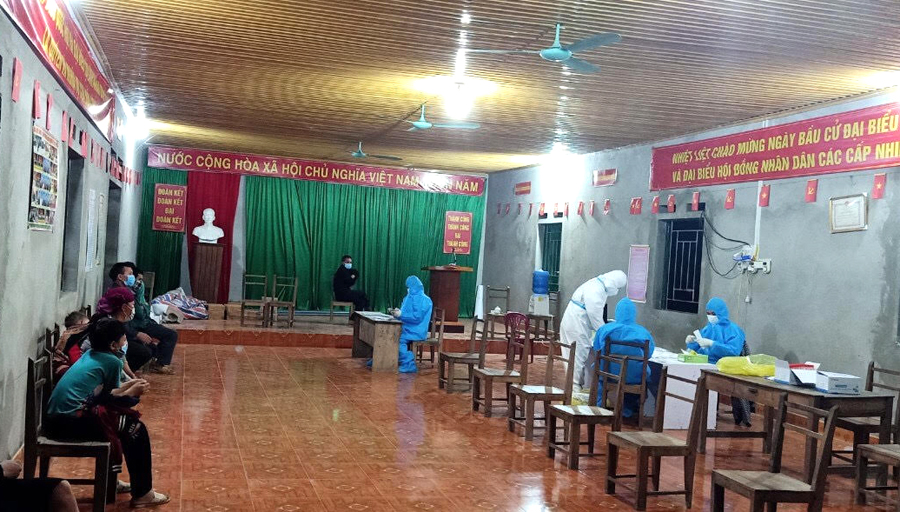 Lực lượng y tế lẫy mẫu xét nghiệm cho người dân thôn Minh Tiến, xã Thuận Hòa