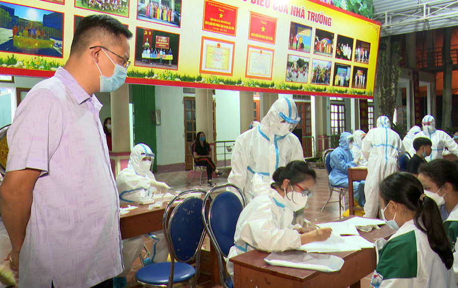 Lãnh đạo thành phố Hà Giang, kiểm tra công tác lấy mẫu xét nghiệm Covid-19.
