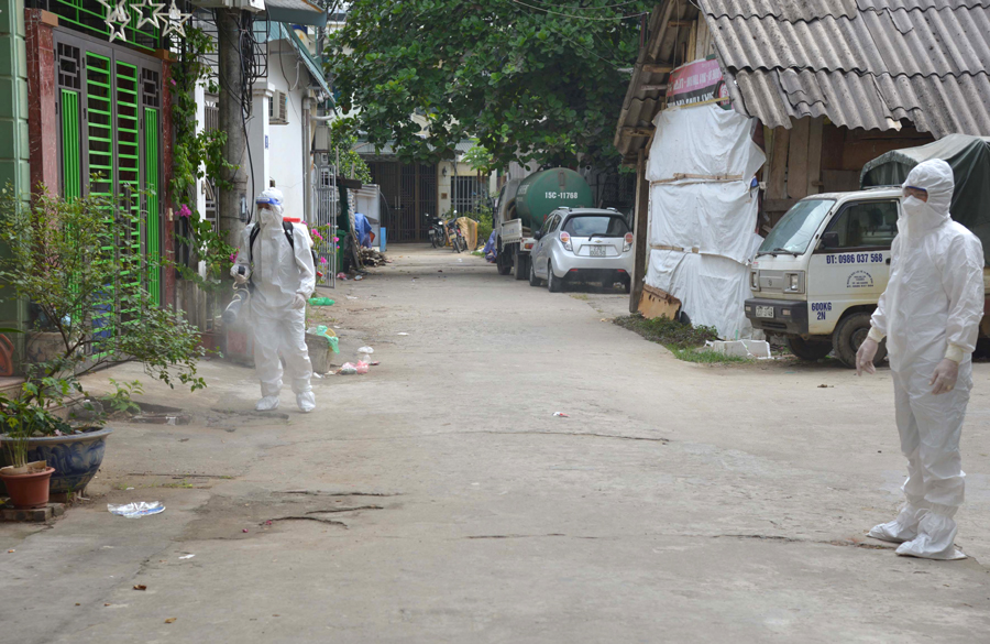 Lực lượng y tế phun khử khuẩn tại khu vực bị phong tỏ Ngõ 58C, tổ 14, phường Minh Khai