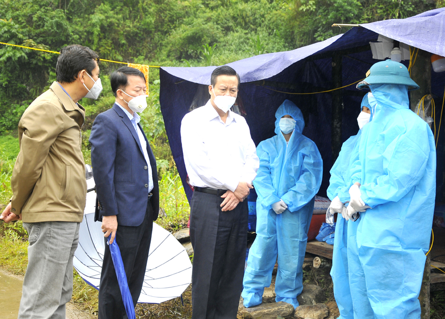 Chủ tịch UBND tỉnh Nguyễn Văn Sơn và lãnh đạo Sở Y tế kiểm tra tình hình phòng, chống dịch Covid-19 tại thôn Minh Tiến.