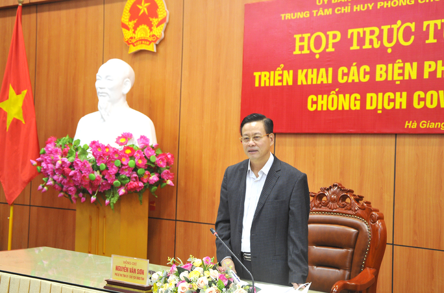 Chủ tịch UBND tỉnh Nguyễn Văn Sơn phát biểu tại buổi họp.